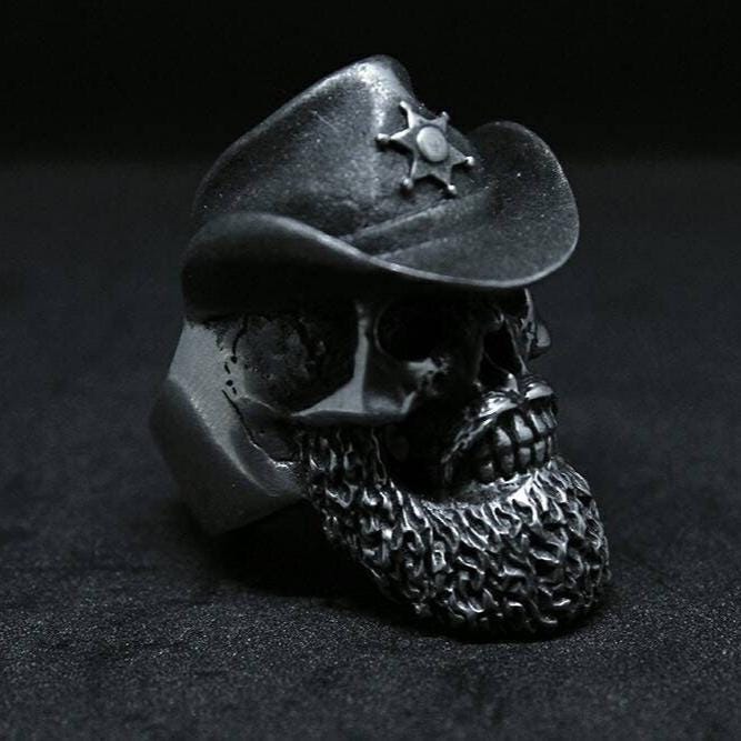 Hand Modelliert Bärtiger Law Man Sheriff Schädel Ring. Oxidierte Bleifreie Zinn Bärtige Schädelringe von Rebeltraderjakarta