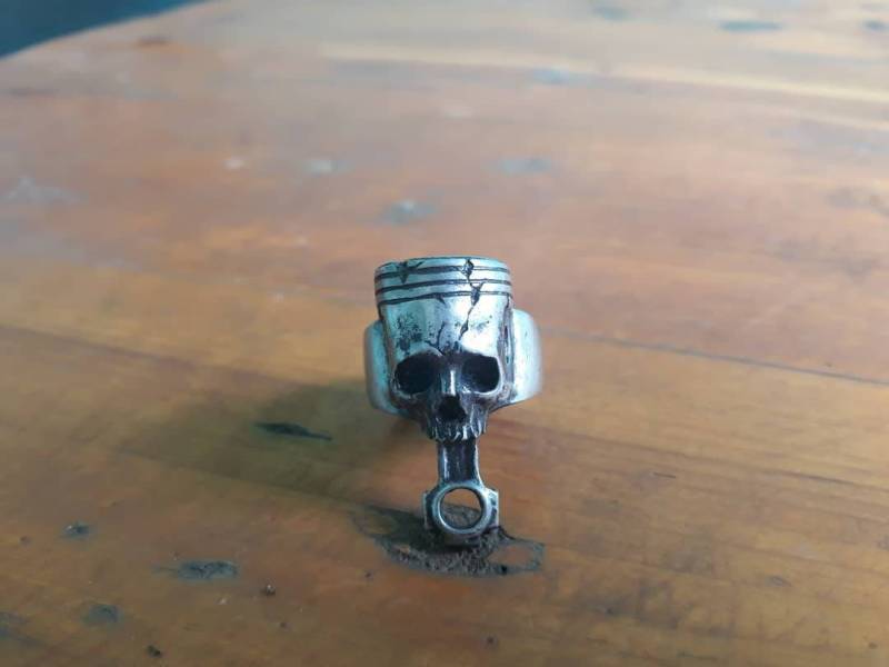 Piston Skull, Hand Geformter Motorrad-Kolben-Schädelring. Oxidierte Bleifreie Zinn Schädelringe. Perfektes Weihnachtsgeschenk von Rebeltraderjakarta