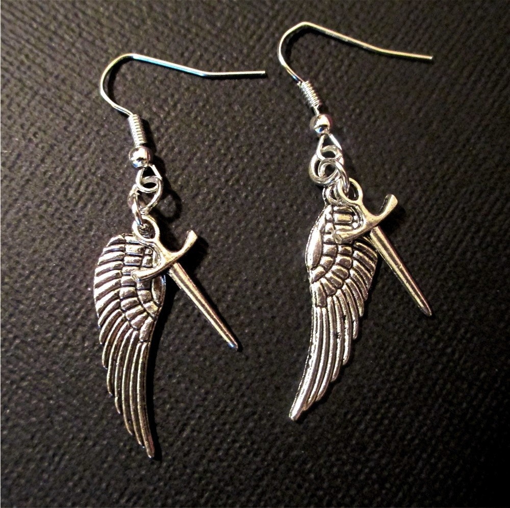 Kaufen 2 Get 3rd Free Silber Flügel Und Schwert Supernatural Inspiriert Castiel Ohrringe .925 Sterling Haken Halskette Set Kaufen 2 Get 3rd Free Silber Flügel Und Schwert Supernatural Inspiriert Castiel Ohrringe .925 Sterling Haken Halskette Set von Rebeltude