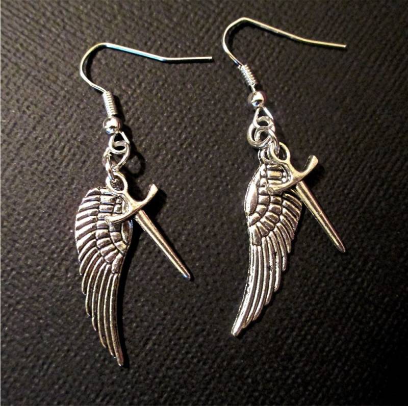 Kaufen 2 Get 3rd Free Silber Flügel Und Schwert Supernatural Inspiriert Castiel Ohrringe .925 Sterling Haken Halskette Set Kaufen 2 Get 3rd Free Silber Flügel Und Schwert Supernatural Inspiriert Castiel Ohrringe .925 Sterling Haken Halskette Set von Rebeltude