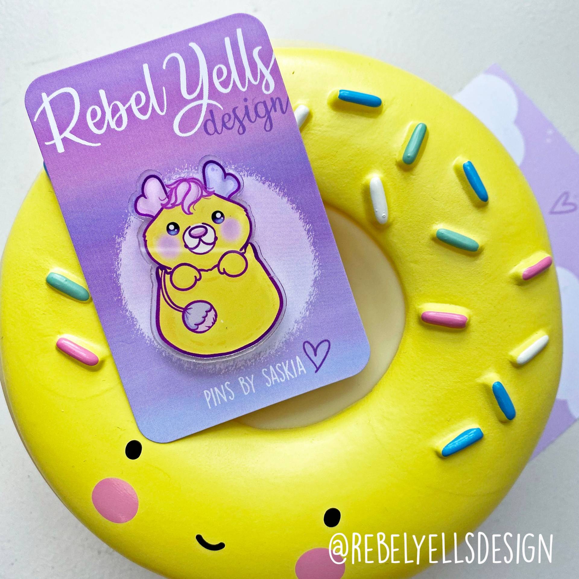 Gelbe Kartoffelchip-Poppel-Acryl-Anstecknadel - 80Er-Jahre-Spielzeug-Kunststoffknopf Stofftier, Niedliches Kawaii Sammelnadel-Kollektion von RebelyellsDesign