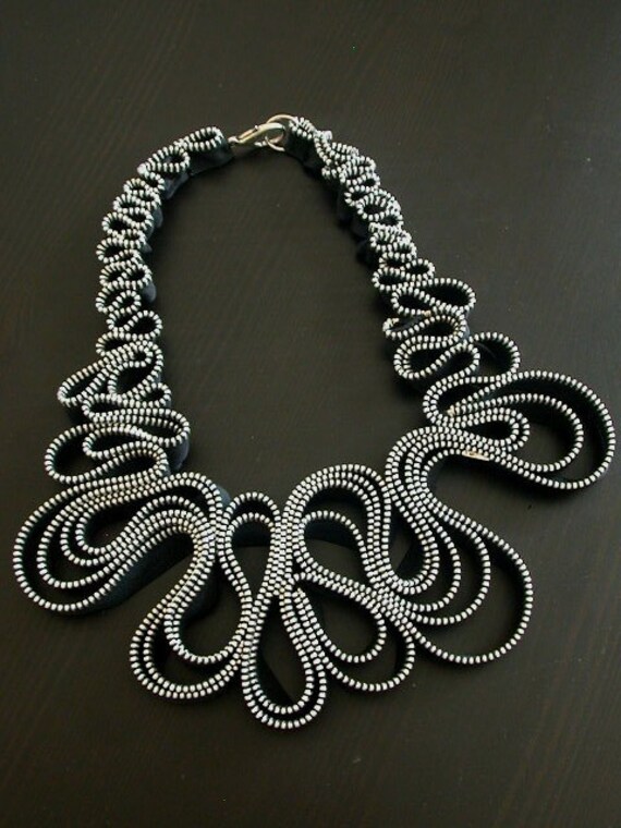 Der Wassertropfen Schwarzer Reißverschluss Halskette in Silber von ReborneJewelry