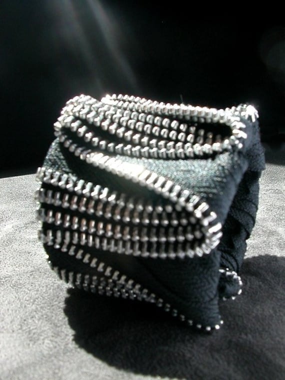 Zickzack Schwarz Zipper Manschette in Silber von ReborneJewelry