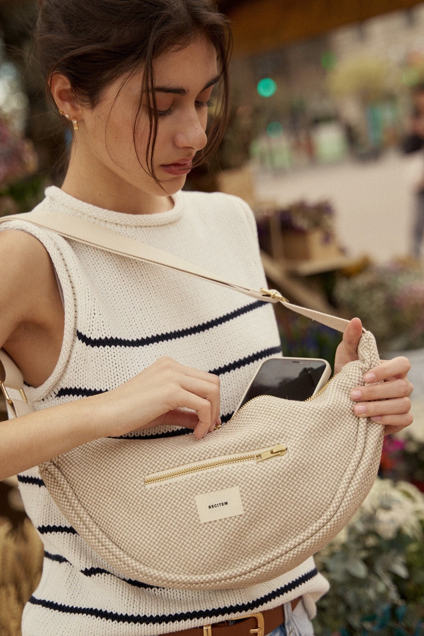 Elio Halbmondtasche von Recitem