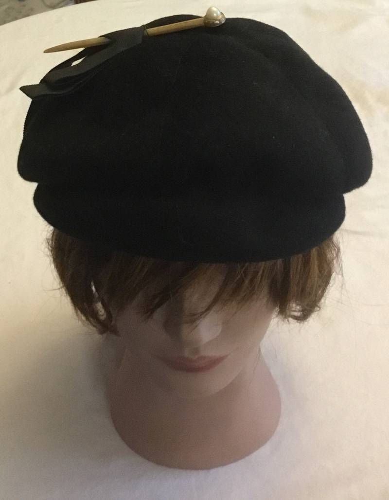 Jahrgang Henry Pollack Salaeigh Wolle Pille Baskenmütze Schwarz Mit Gold Hut in New York 1970 von ReclaimYouth