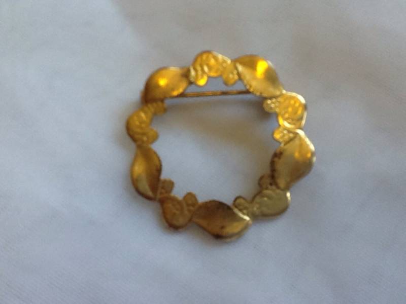 Vintage Gold-Finish-Kranz-Pin von ReclaimYouth