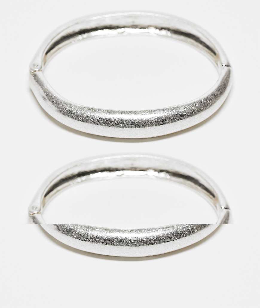 Reclaimed Vintage - 2er-Pack Unisex-Armreifen in Silber Reclaimed Vintage - 2er-Pack Unisex-Armreifen in Silber von Reclaimed Vintage