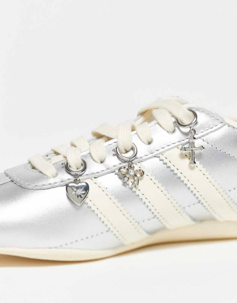 Reclaimed Vintage - 3er-Pack Schuh- und Taschenanhänger in Silber mit Kreuz-, Herz- und Schleifendetails von Reclaimed Vintage