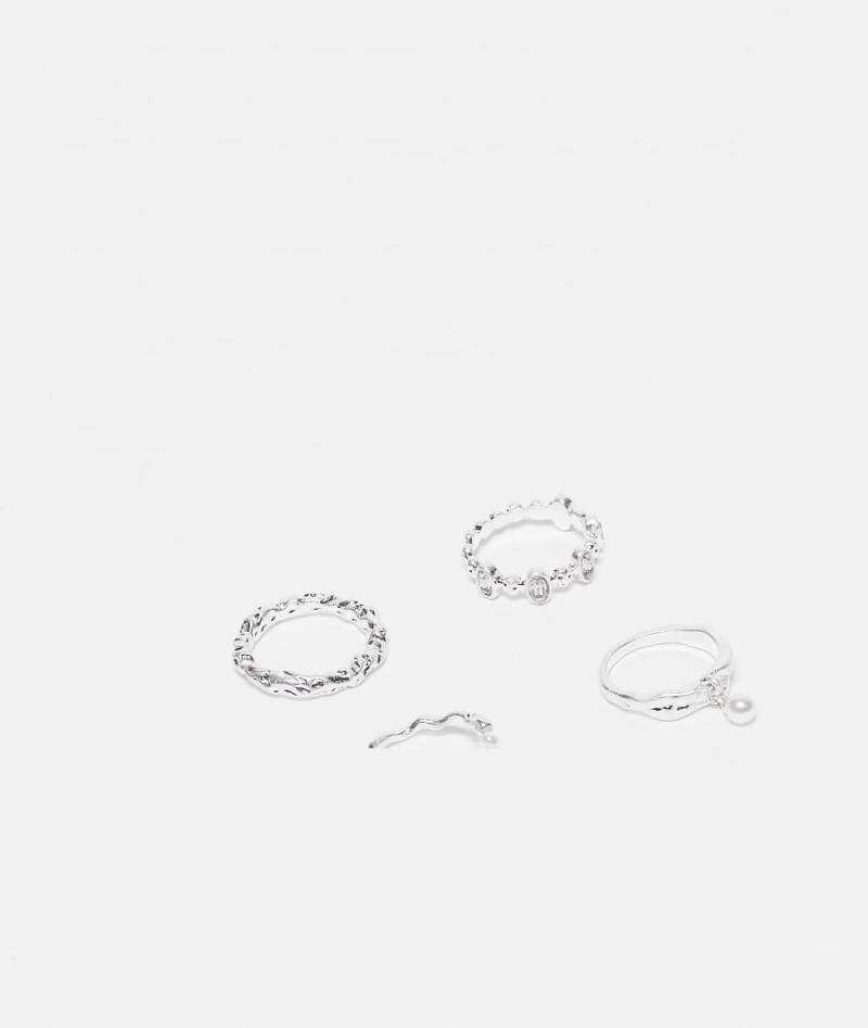 Reclaimed Vintage - 4er-Pack schmale Unisex-Ringe in geschmolzener Optik mit Schmucksteinen-Silber von Reclaimed Vintage