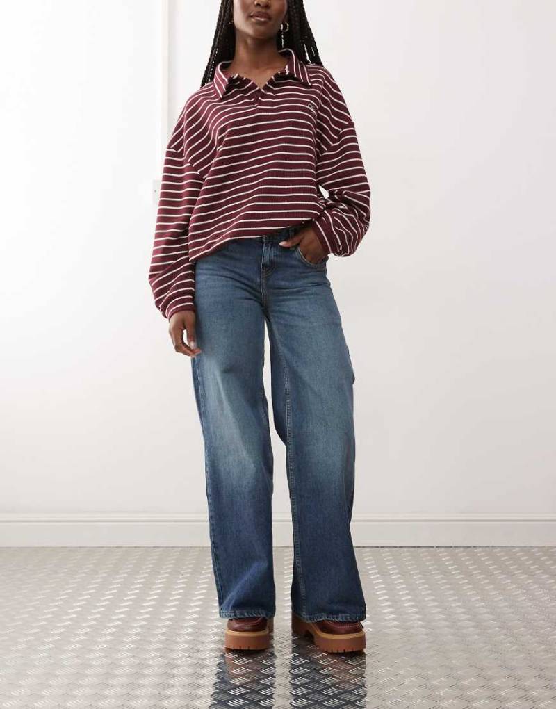 Reclaimed Vintage - 88' - Jeans in mittelblauer Waschung mit weitem Bein und niedrigem Bund von Reclaimed Vintage