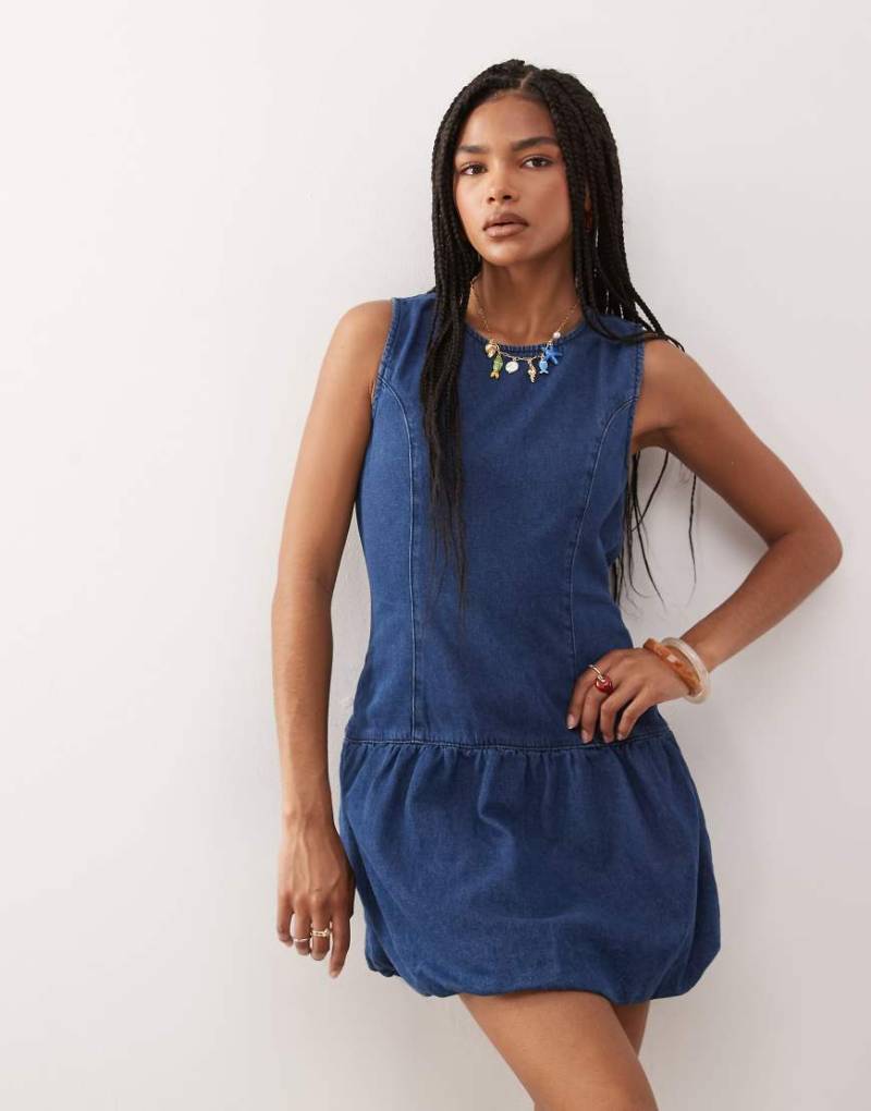 Reclaimed Vintage - Ärmelloses Minikleid aus Denim in Indigoblau mit Ballonsaum von Reclaimed Vintage