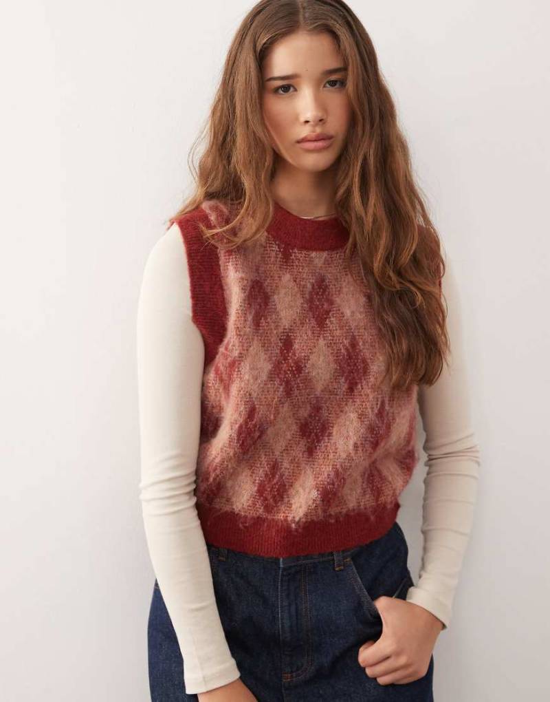 Reclaimed Vintage - Angerauter Strickpullunder in Burgunderrot mit Rautenmuster von Reclaimed Vintage