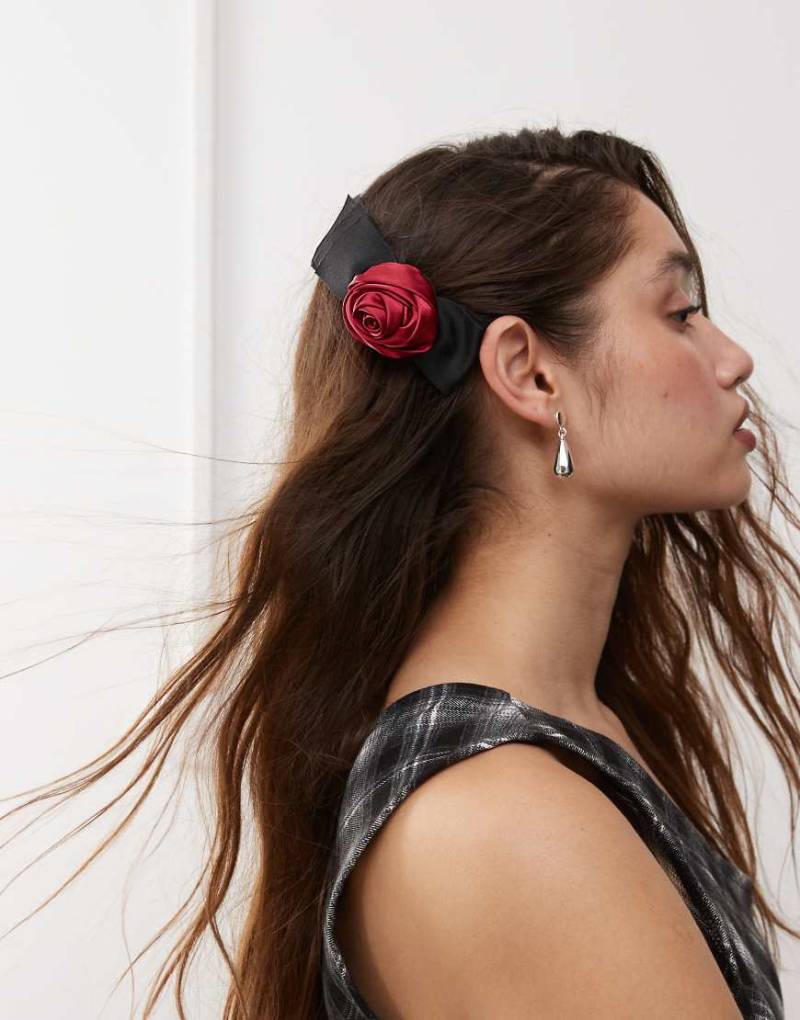 Reclaimed Vintage - Ansteckblumen-Haarclips in Schwarz und Rot, 2er-Pack-Bunt von Reclaimed Vintage