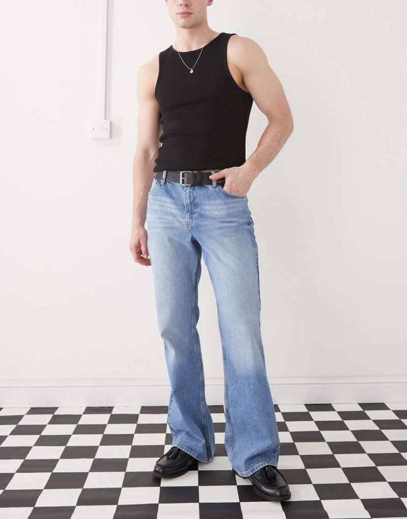 Reclaimed Vintage - Ausgestellte Bootcut-Jeans aus Denim in hellblauer Waschung von Reclaimed Vintage