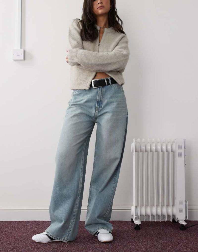 Reclaimed Vintage - Baggy-Jeans in hellblauer Waschung mit niedrigem Bund Reclaimed Vintage - Baggy-Jeans in hellblauer Waschung mit niedrigem Bund von Reclaimed Vintage