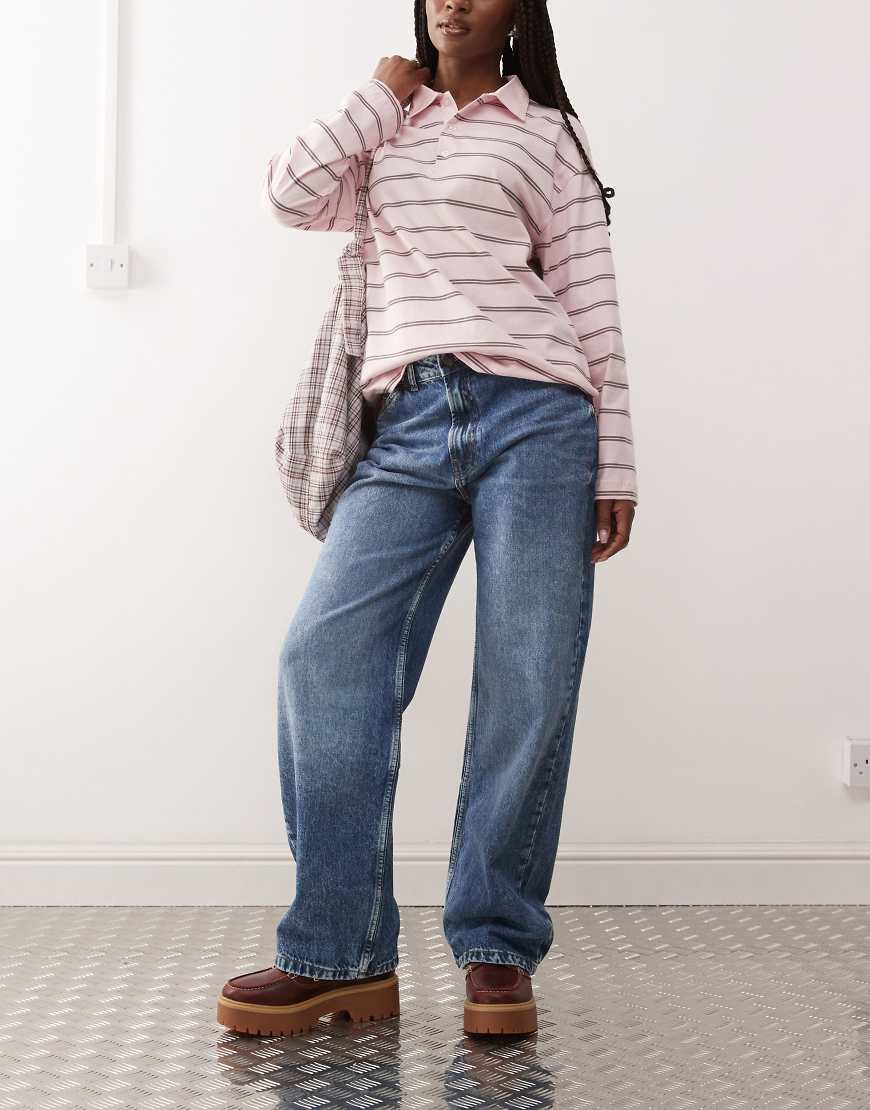 Reclaimed Vintage - Baggy-Jeans in mittelblauer Waschung mit niedrigem Bund von Reclaimed Vintage