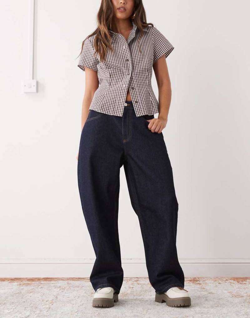 Reclaimed Vintage - Barrel Leg Denim-Jeans in Indigoblau von Reclaimed Vintage