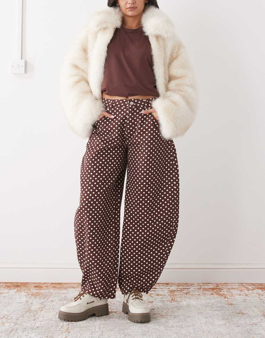 Reclaimed Vintage - Barrel-Leg-Jeans in Braun mit Polka-Dot-Muster-Brown von Reclaimed Vintage