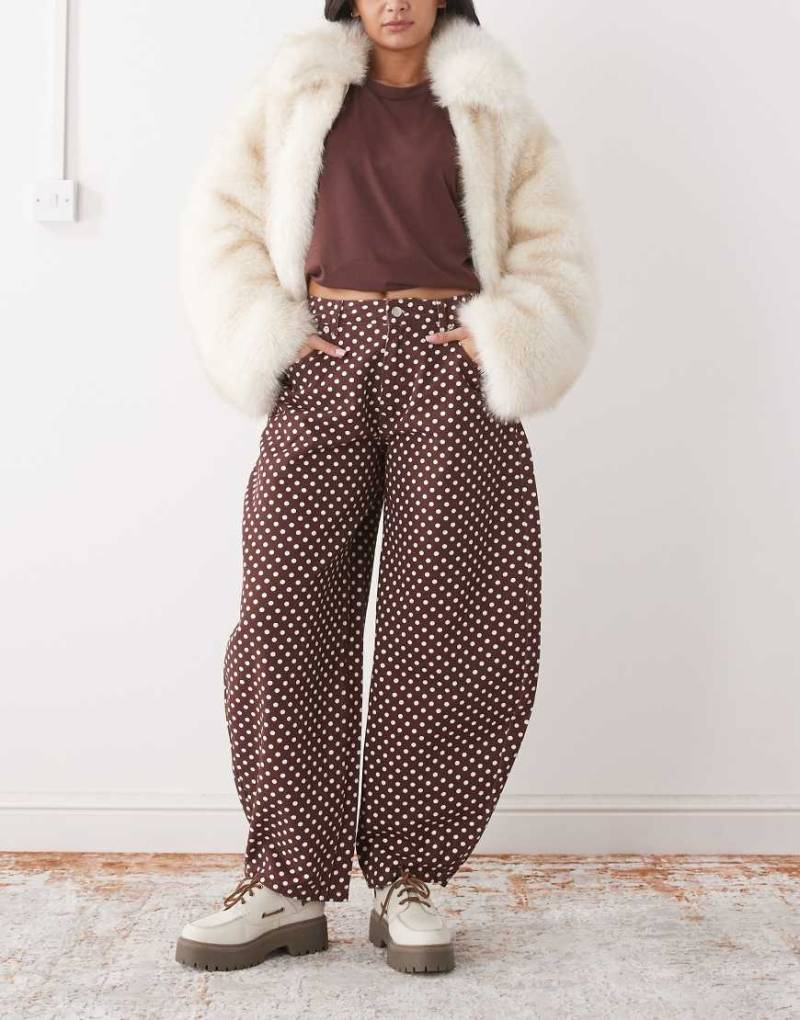 Reclaimed Vintage - Barrel-Leg-Jeans in Braun mit Polka-Dot-Muster-Brown von Reclaimed Vintage