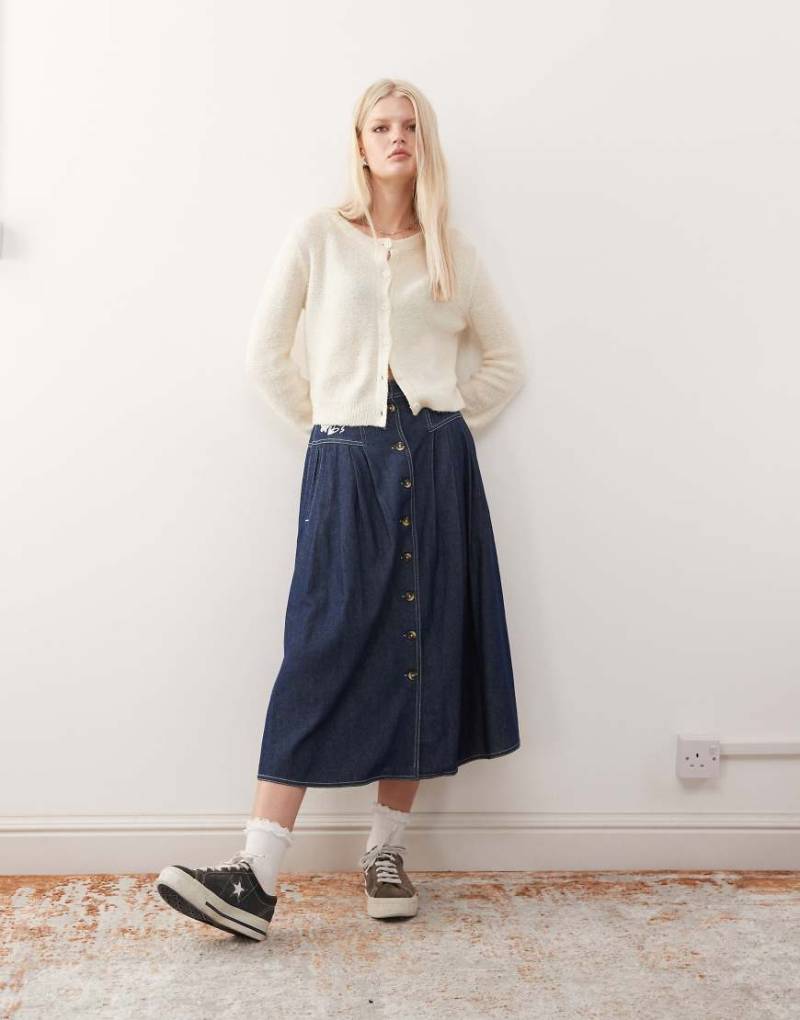 Reclaimed Vintage - Bestickter Jeans-Midirock in Mittelblau mit Knopfleiste Reclaimed Vintage - Bestickter Jeans-Midirock in Mittelblau mit Knopfleiste von Reclaimed Vintage