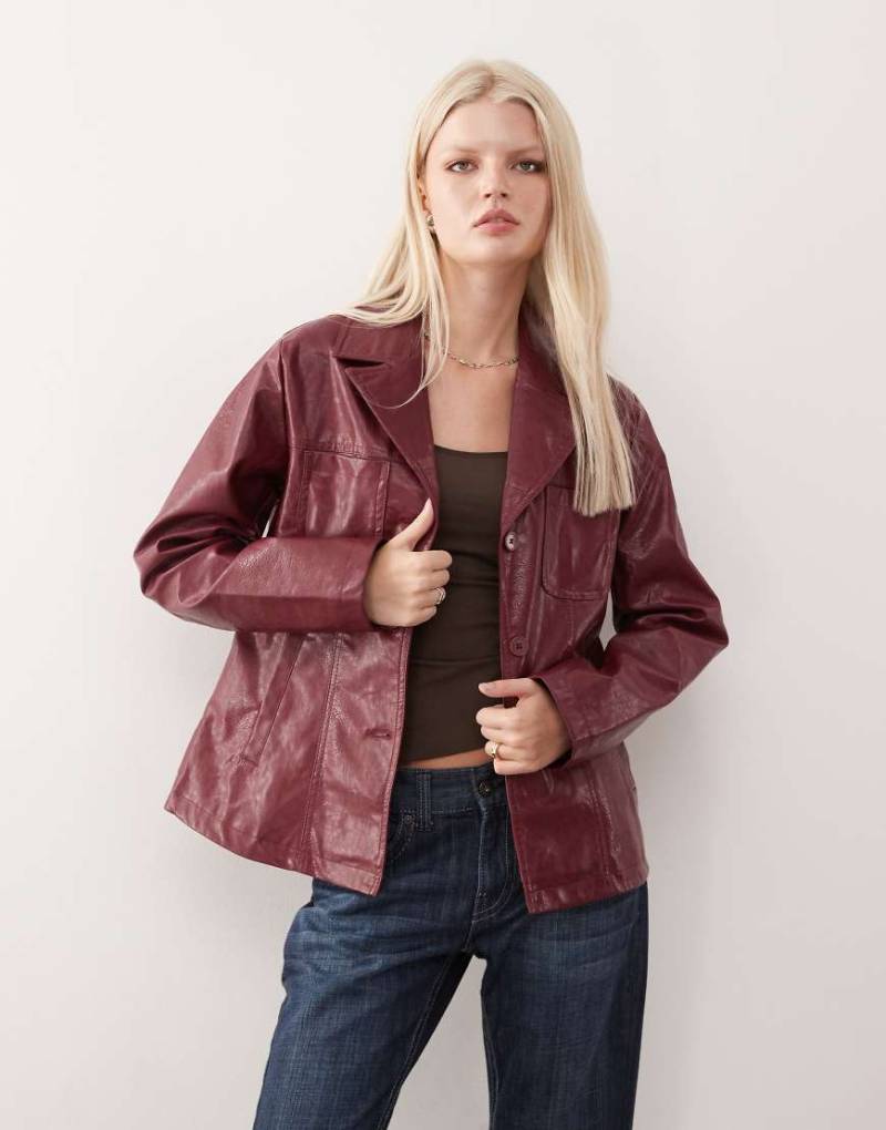 Reclaimed Vintage - Blazer in verwaschener burgunderroter Lederoptik mit schmalerem Schnitt von Reclaimed Vintage