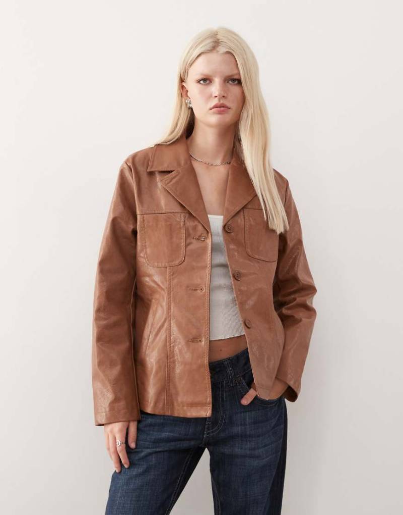 Reclaimed Vintage - Blazer in verwaschener hellbrauner Lederoptik mit schmalerem Schnitt-Brown von Reclaimed Vintage