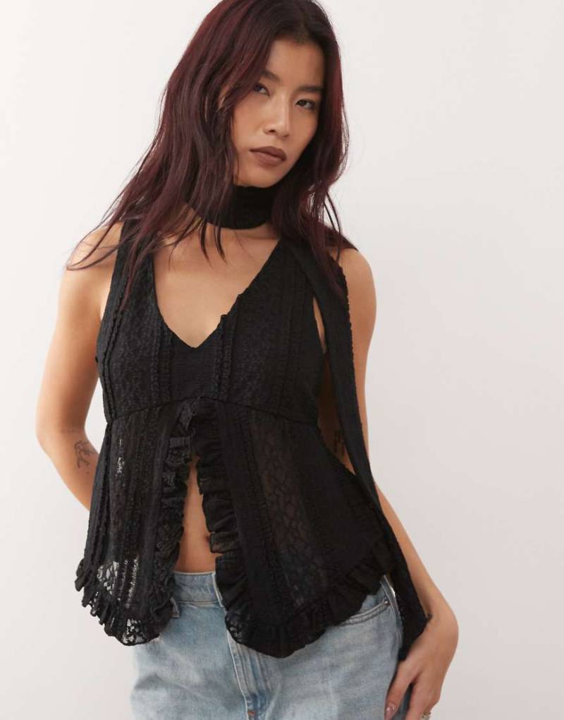 Reclaimed Vintage - Bluse aus Spitze in Schwarz mit Rüschen, Bindebändern vorne und passendem Schal von Reclaimed Vintage