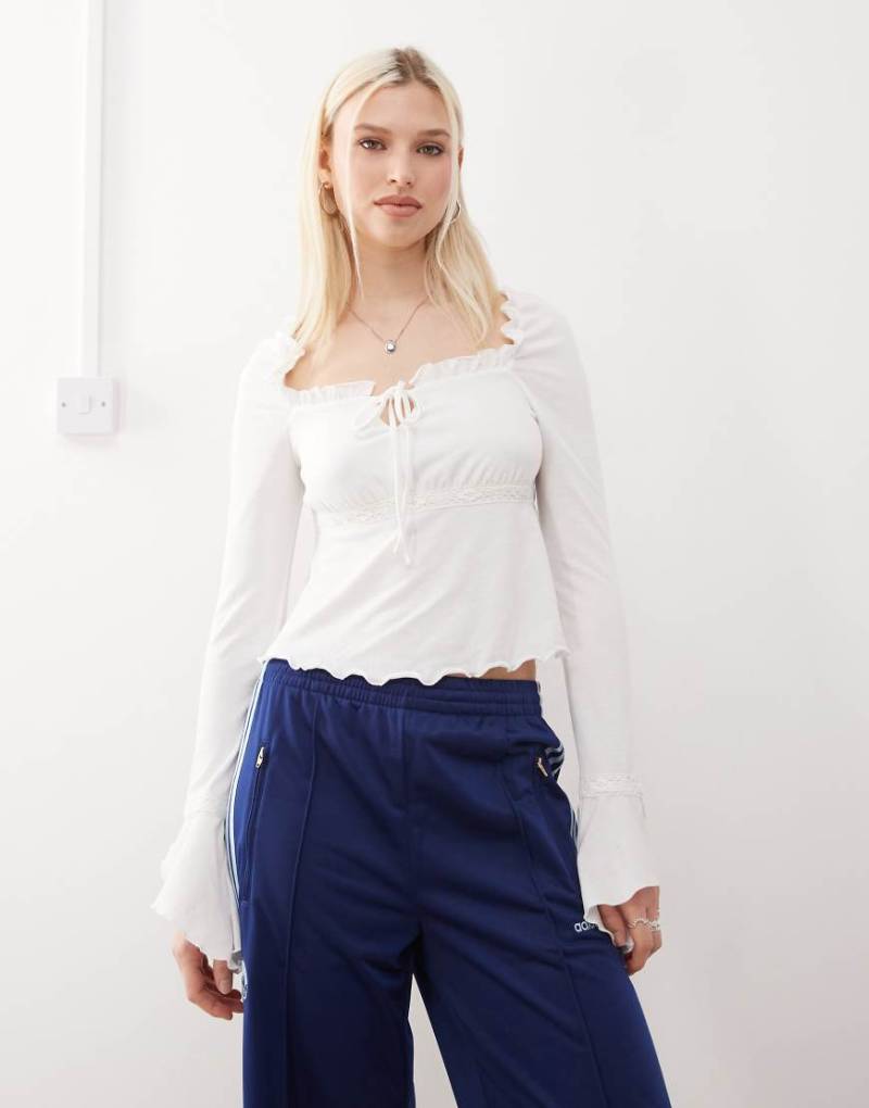 Reclaimed Vintage - Bluse in Ecru mit ausgestellten Ärmeln und Spitzenbesatz-Weiß von Reclaimed Vintage