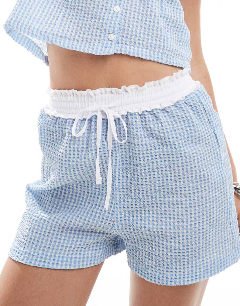 Reclaimed Vintage - Boxershorts mit Vichykaromuster in Blau und Weiß von Reclaimed Vintage
