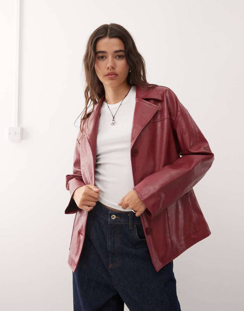 Reclaimed Vintage - Boxy-Fit-Blazer in Kirschrot mit Lederoptik von Reclaimed Vintage