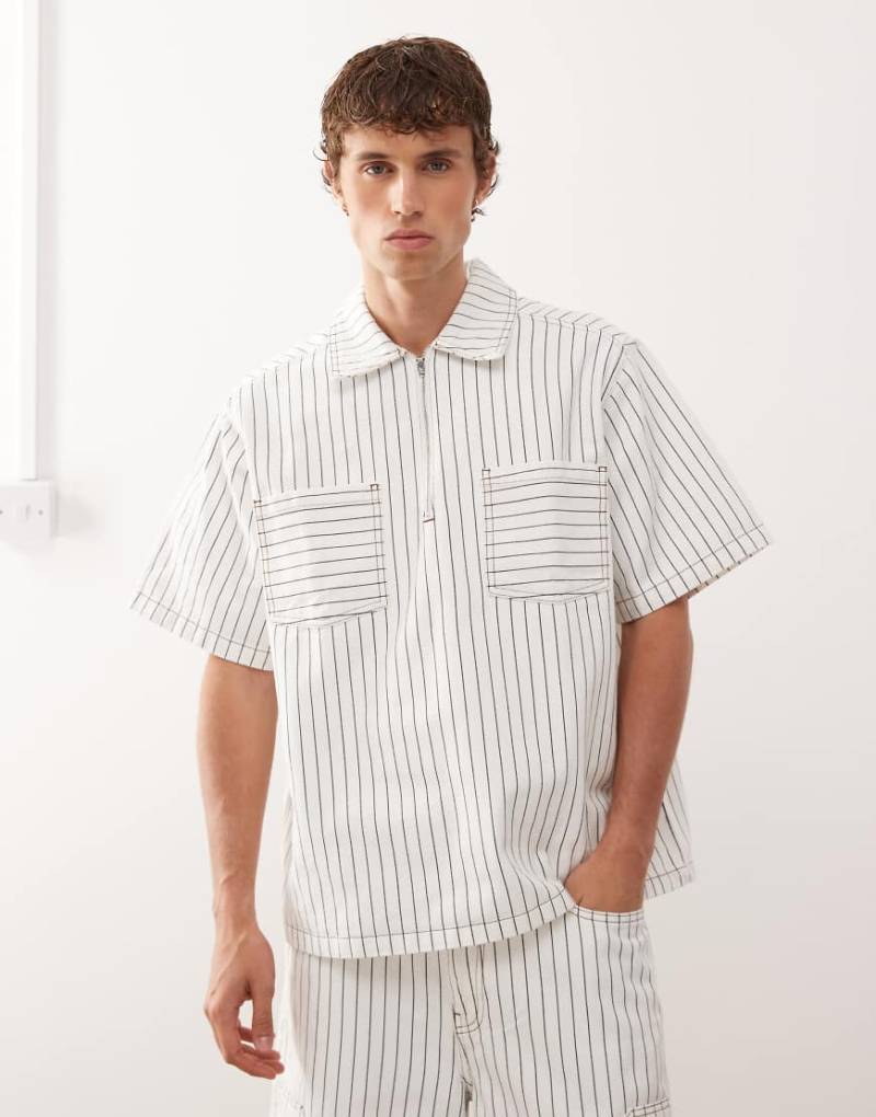 Reclaimed Vintage - Boxy Fit Jeanshemd in Weiß und Braun mit Nadelstreifen und Reißverschluss, Kombiteil von Reclaimed Vintage