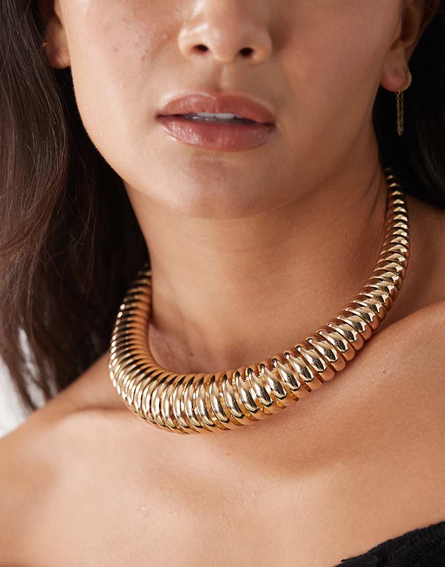 Reclaimed Vintage - Breite Statement-Halskette in Goldoptik-Goldfarben von Reclaimed Vintage