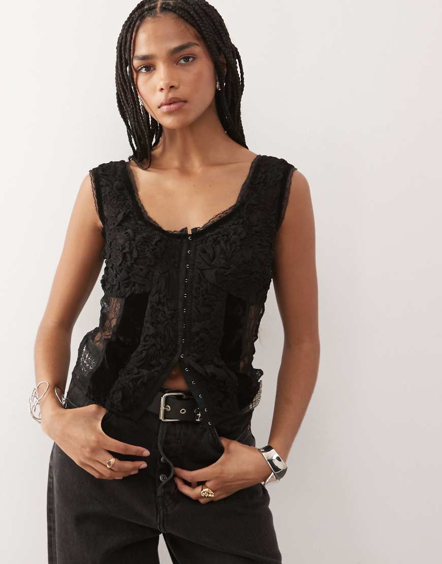 Reclaimed Vintage - Freizeit-Camisole aus Satin-Samt-Mix in Schwarz mit Raffung von Reclaimed Vintage