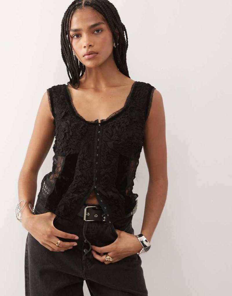 Reclaimed Vintage - Freizeit-Camisole aus Satin-Samt-Mix in Schwarz mit Raffung von Reclaimed Vintage