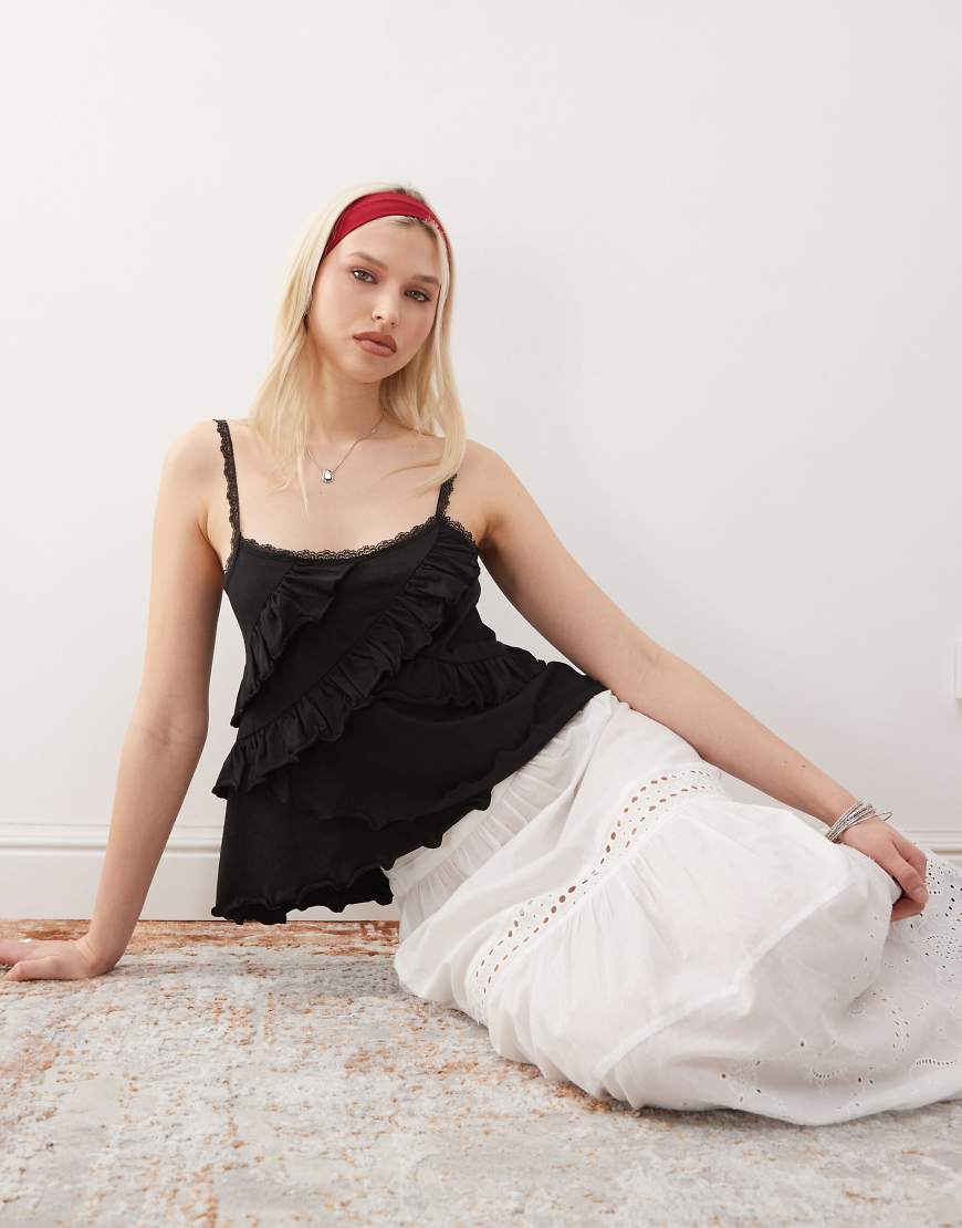 Reclaimed Vintage - Camisole in Schwarz mit Rüschen und Spitzenbesatz Reclaimed Vintage - Camisole in Schwarz mit Rüschen und Spitzenbesatz von Reclaimed Vintage