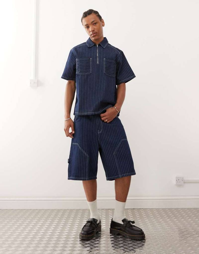 Reclaimed Vintage - Carpenter-Jeansshorts in Blau mit Nadelstreifen, Kombiteil Reclaimed Vintage - Carpenter-Jeansshorts in Blau mit Nadelstreifen, Kombiteil von Reclaimed Vintage