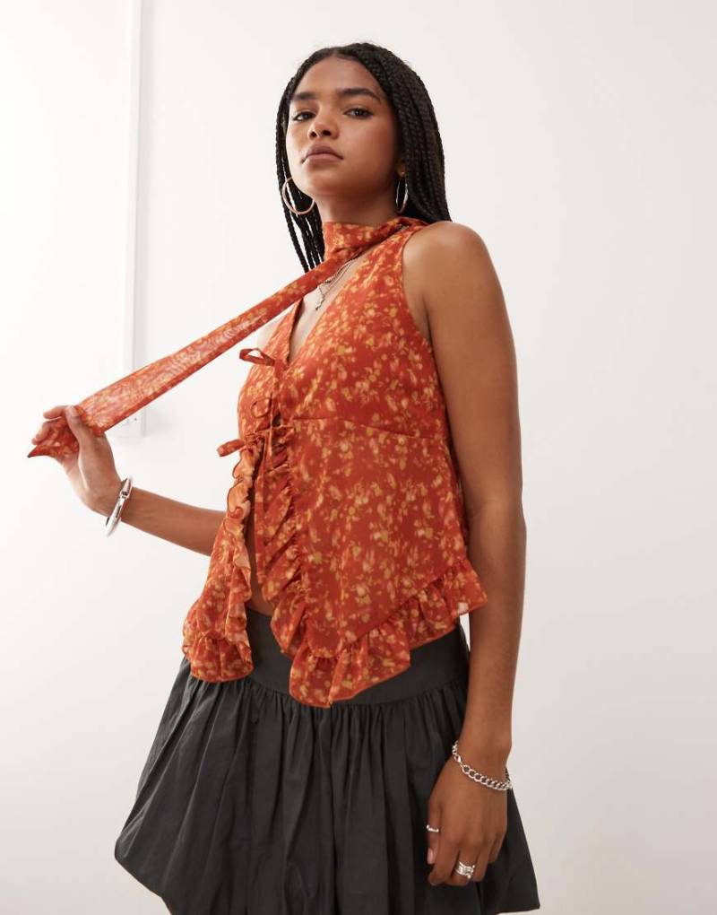 Reclaimed Vintage - Chiffon-Bluse in Braun mit gebundener Vorderseite, Blumenmuster, Rüschen und passendem Schal von Reclaimed Vintage