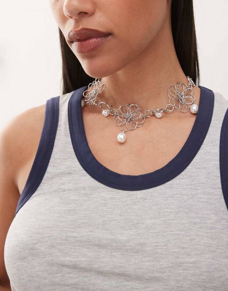 Reclaimed Vintage - Choker-Halskette in Silber mit Blumendetail und Perlenanhängern von Reclaimed Vintage