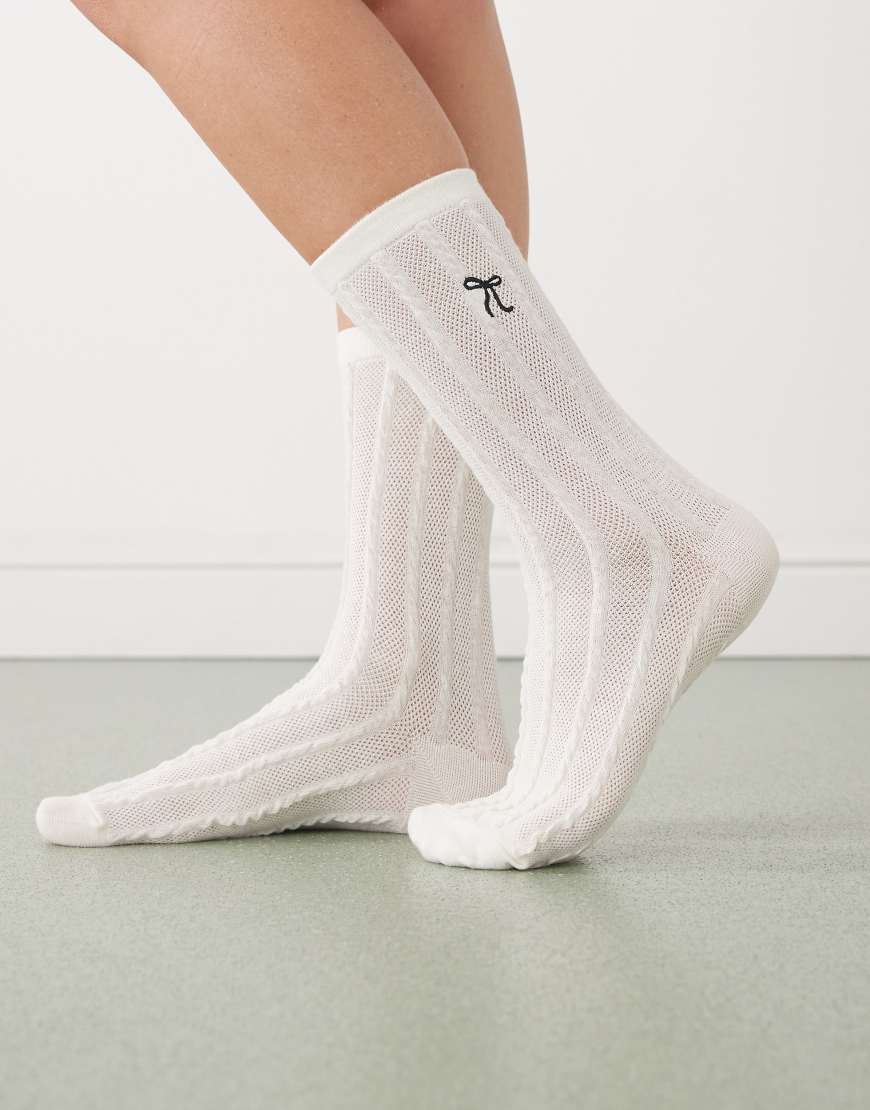 Reclaimed Vintage - Knöchellange Socken in Creme mit Zopfstrickmuster und Schleifenverzierung-Weiß von Reclaimed Vintage