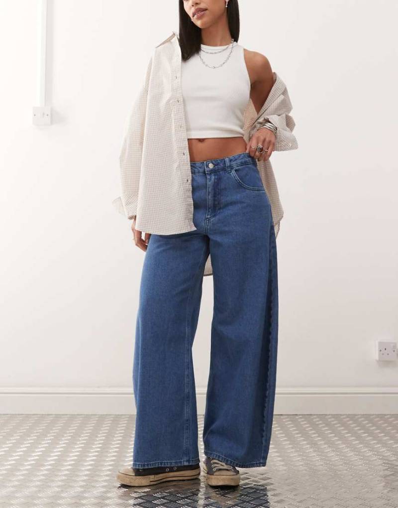 Reclaimed Vintage - Denim-Jeans in mittelblauer Waschung mit Barrel-Fit-Schnitt von Reclaimed Vintage