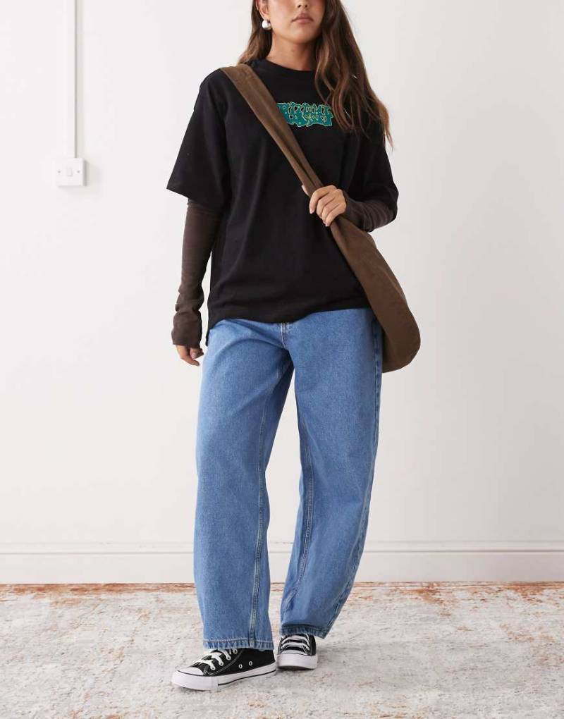 Reclaimed Vintage - Denim-Jeans in mittelblauer Waschung mit Barrel-Leg und Ziernähten von Reclaimed Vintage