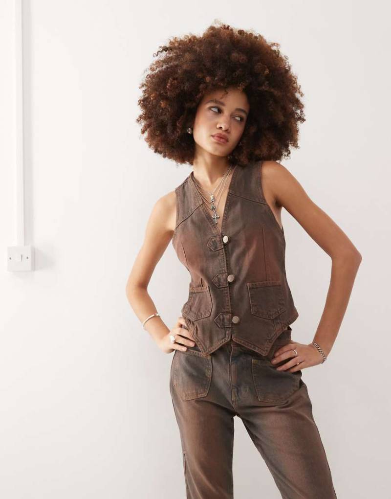 Reclaimed Vintage - Denim-Weste in verwaschenem Braun in Western-Design von Reclaimed Vintage