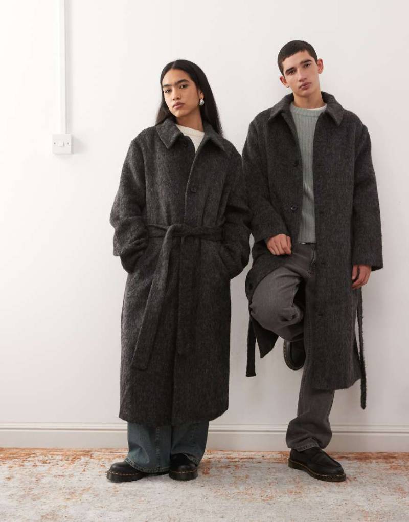 Reclaimed Vintage - Einreihiger Unisex-Mantel in Wolloptik in Anthrazitgrau mit Gürtel von Reclaimed Vintage