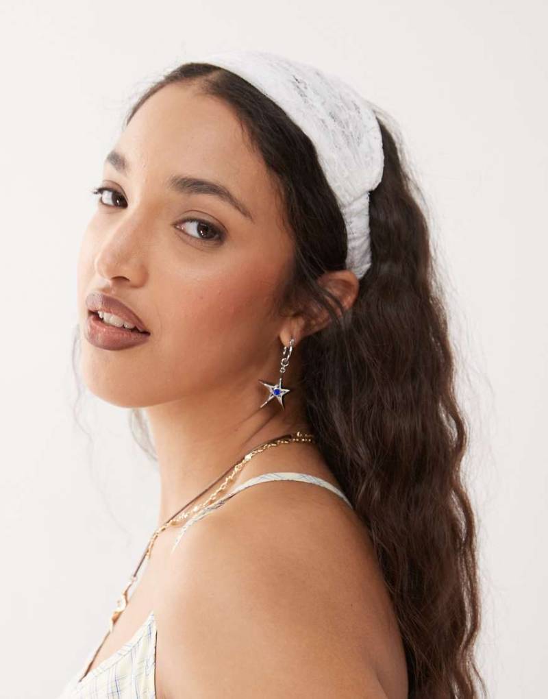 Reclaimed Vintage - Elastisches Stirnband aus Spitze in Elfenbeinweiß Reclaimed Vintage - Elastisches Stirnband aus Spitze in Elfenbeinweiß von Reclaimed Vintage