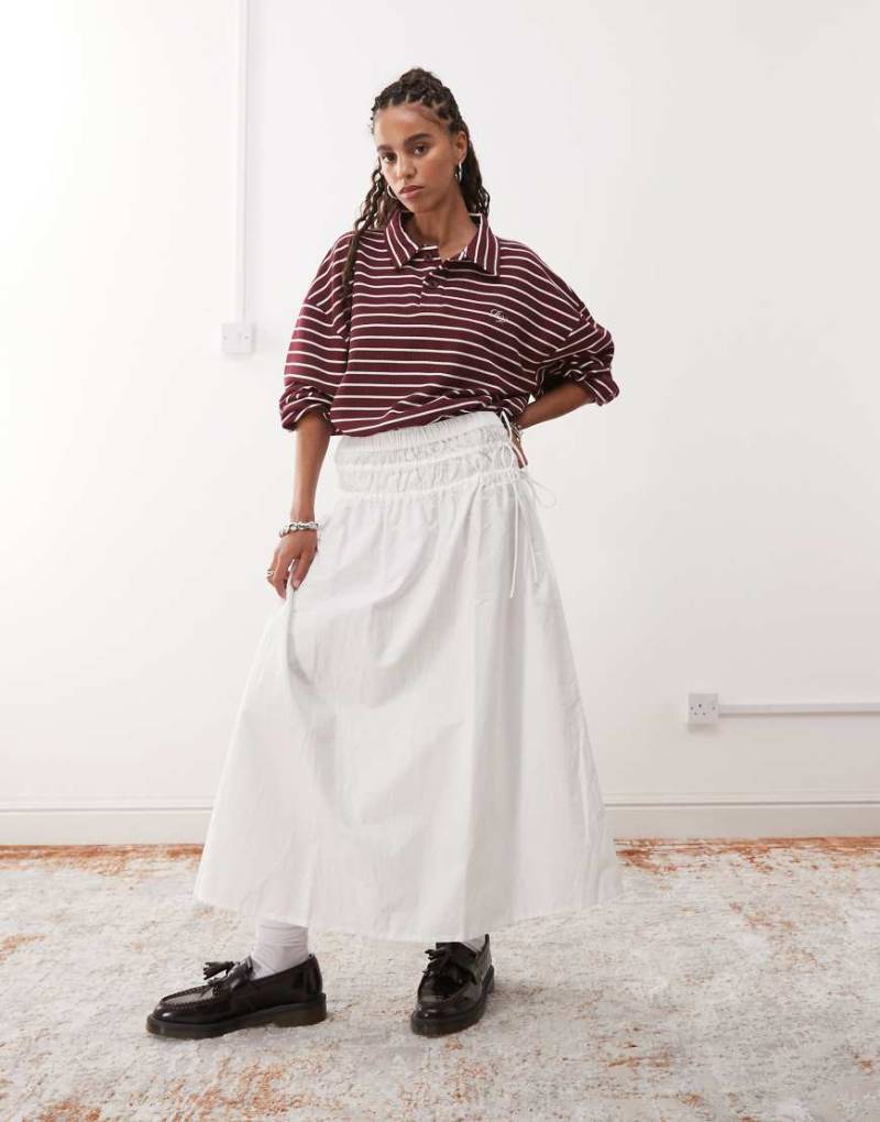 Reclaimed Vintage - Western-Midirock aus weißer Popeline mit seitlichen Bindedetails Reclaimed Vintage - Western-Midirock aus weißer Popeline mit seitlichen Bindedetails von Reclaimed Vintage