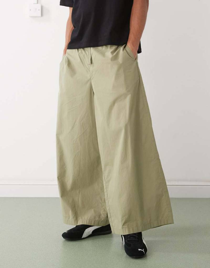 Reclaimed Vintage - Fallschirmhose in hellem Khaki mit weitem Bein-Grün von Reclaimed Vintage