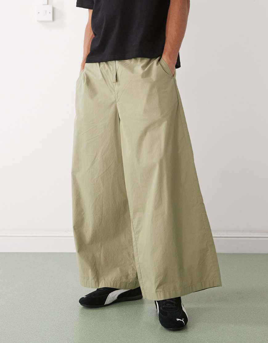 Reclaimed Vintage - Fallschirmhose in hellem Khaki mit weitem Bein-Grün von Reclaimed Vintage