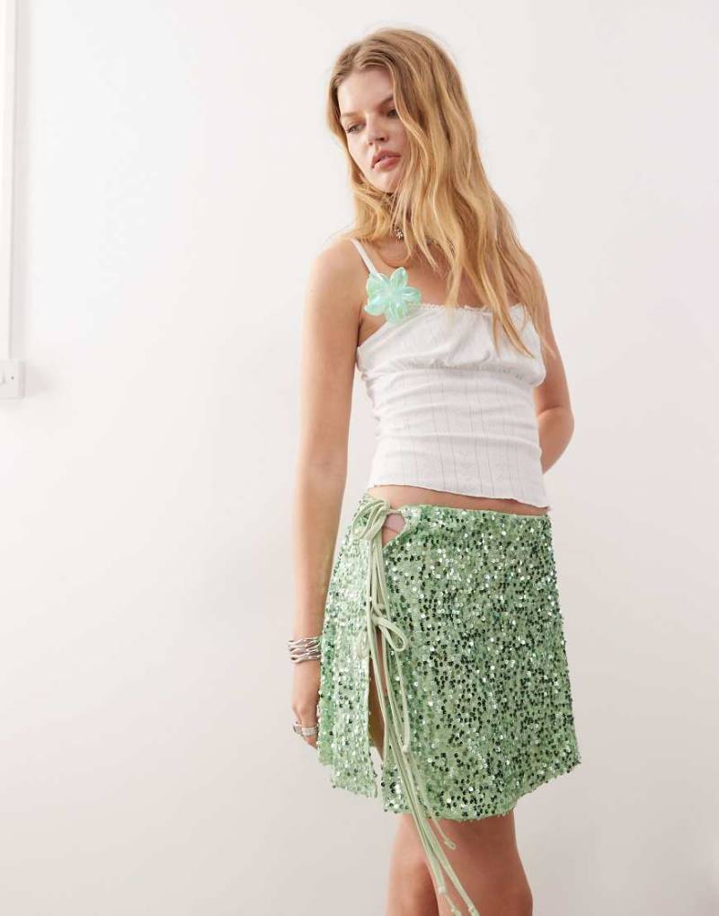 Reclaimed Vintage - Festival-Minirock mit seitlichem Bindedetail und grünem Paillettenbesatz von Reclaimed Vintage