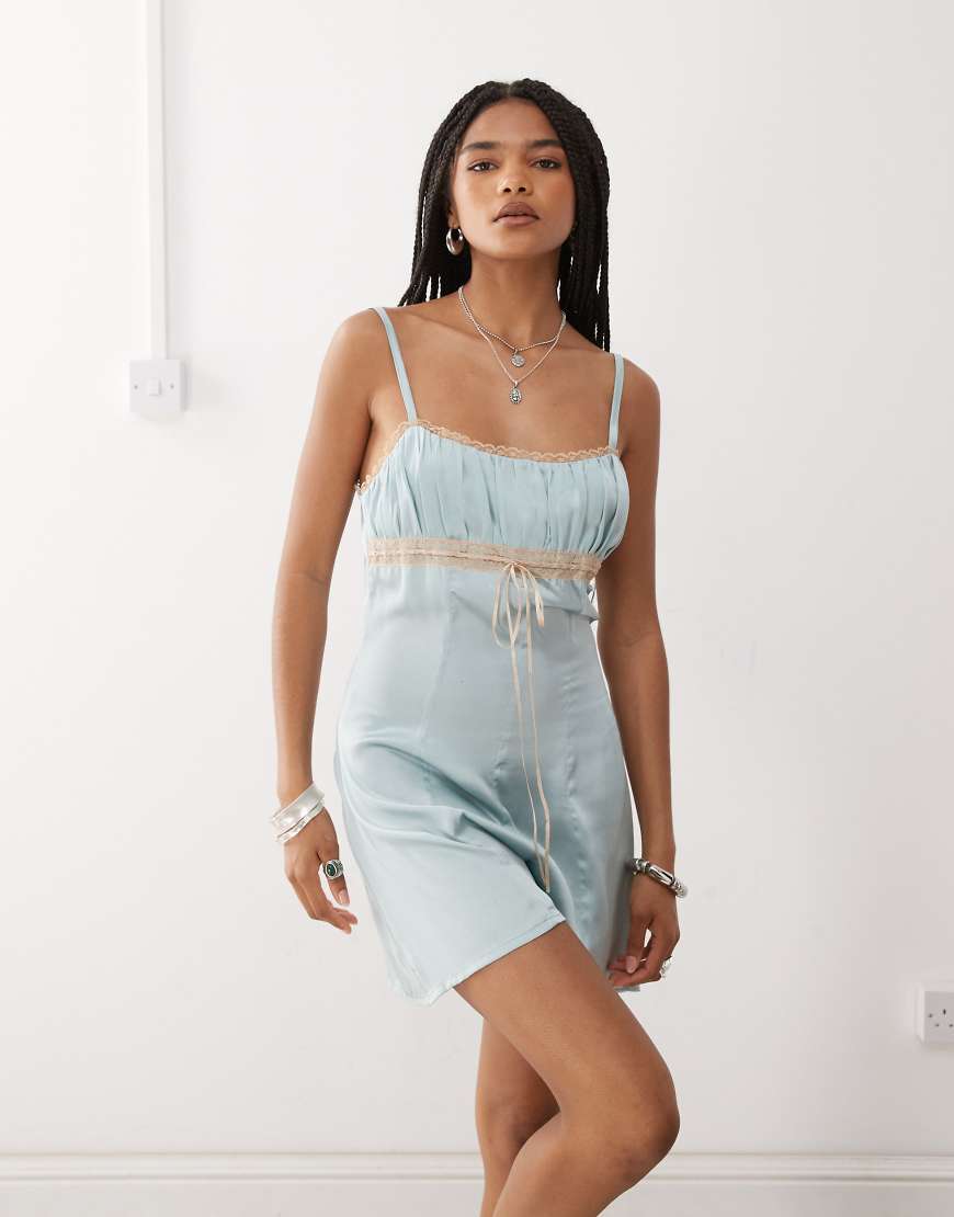 Reclaimed Vintage - Festival-Playsuit aus Satin in Mintgrün mit Spitzenbesatz von Reclaimed Vintage