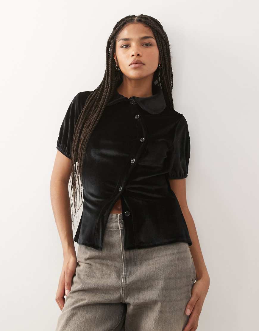 Reclaimed Vintage - Figurbetonte Hemdbluse aus Samt in Schwarz mit Puffärmeln und asymmetrischer Knopfleiste von Reclaimed Vintage